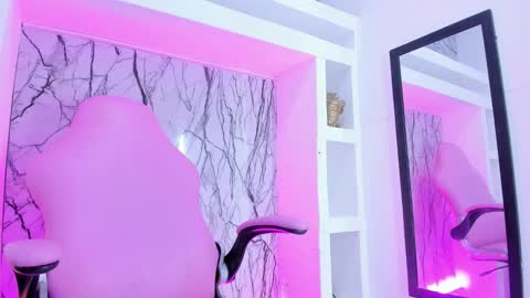 Snapshot of small_hot19 chatting on 09.12.25 Small Hot19 online show from 09.12.25