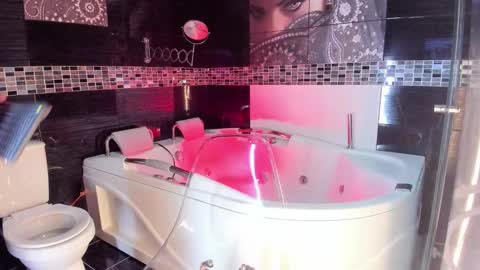 Snapshot of small_hot19 chatting on 09.24.25 Small Hot19 online show from 09.24.25