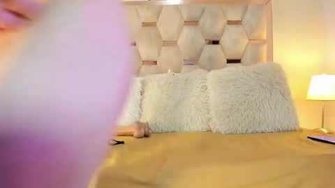 Snapshot of small_hot19 chatting on 09.25.25 Small Hot19 online show from 09.25.25