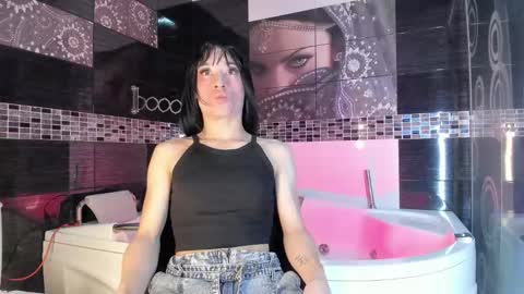 Snapshot of small_hot19 chatting on 10.05.25 Small Hot19 online show from 10.05.25