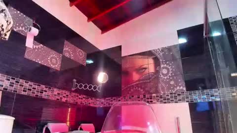 Snapshot of small_hot19 chatting on 10.24.25 Small Hot19 online show from 10.24.25