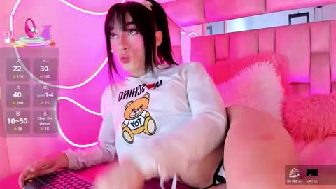 Snapshot of small_hot19 chatting on 10.25.25 Small Hot19 online show from 10.25.25