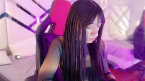 Small Hot19 online show from 05.13.26