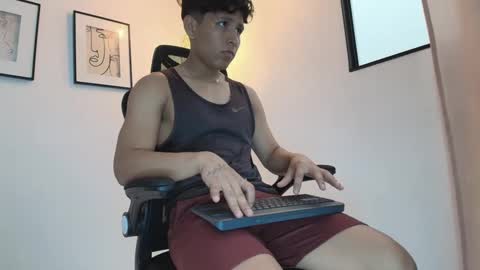 smallguy_19 online show from 09.11.25