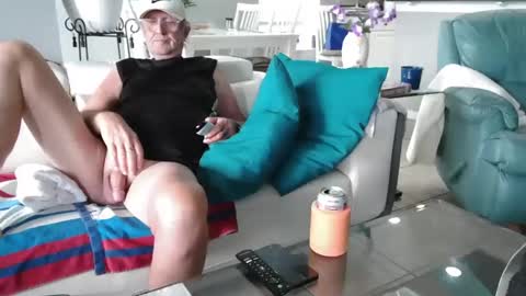 Snapshot of smallpenisbigtongue chatting on 04.27.26 Daddy online show from 04.27.26