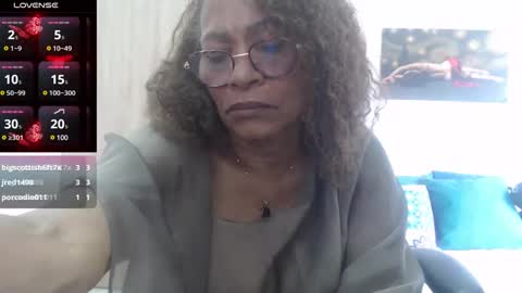 Snapshot of smilet_milf chatting on 12.15.24 Smileth online show from 12.15.24
