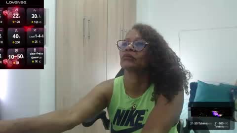 Snapshot of smilet_milf chatting on 12.19.24 Smileth online show from 12.19.24