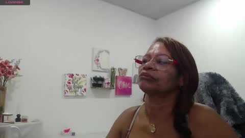 Snapshot of smilet_milf chatting on 10.05.25 Smileth online show from 10.05.25