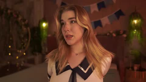 Snapshot of smiley_mia_ chatting on 09.28.25 Mia online show from 09.28.25