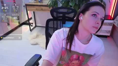 Snapshot of smilym chatting on 06.18.26 smilym online show from 06.18.26