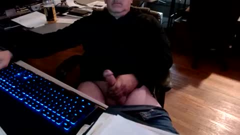 Snapshot of smly chatting on 11.13.25 smly online show from 11.13.25