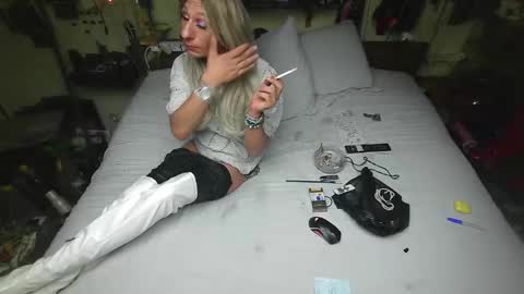 Snapshot of smokeslut365 chatting on 10.18.25 smokeslut365 online show from 10.18.25