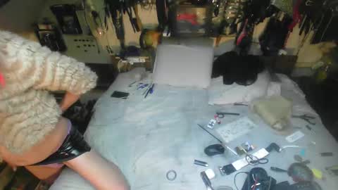 Snapshot of smokeslut365 chatting on 10.31.25 smokeslut365 online show from 10.31.25