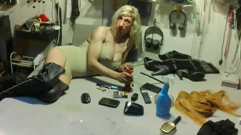 Snapshot of smokeslut365 chatting on 05.17.26 smokeslut365 online show from 05.17.26