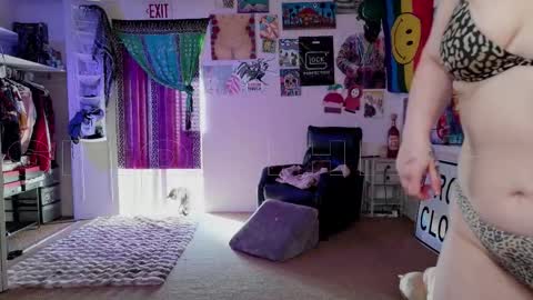 Snapshot of smokihippi chatting on 11.08.25 Big Dawg online show from 11.08.25