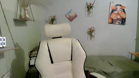 Snapshot of snow_2000 chatting on 10.12.25 snow_2000 online show from 10.12.25