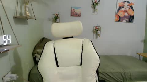 Snapshot of snow_2000 chatting on 10.16.25 snow_2000 online show from 10.16.25