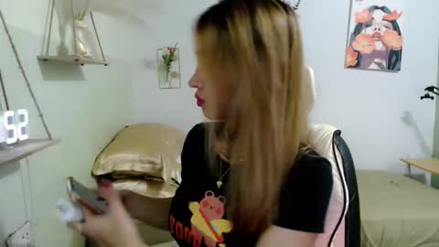 Snapshot of snow_2000 chatting on 10.24.25 snow_2000 online show from 10.24.25