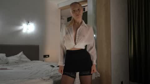 Snapshot of snow_is_falling chatting on 10.14.25 Candice Snow online show from 10.14.25