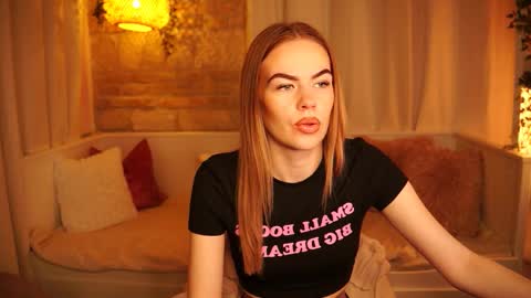 Snapshot of snowbarbieee chatting on 02.20.25 Hanna online show from 02.20.25