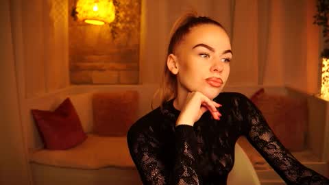 Snapshot of snowbarbieee chatting on 02.21.25 Hanna online show from 02.21.25