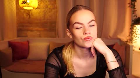 Snapshot of snowbarbieee chatting on 09.26.25 Hanna online show from 09.26.25