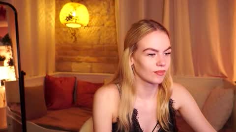 Snapshot of snowbarbieee chatting on 10.07.25 Hanna online show from 10.07.25