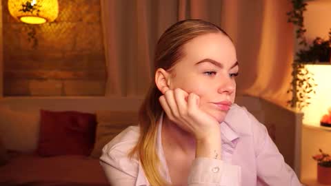 Snapshot of snowbarbieee chatting on 10.10.25 Hanna online show from 10.10.25