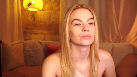 Snapshot of snowbarbieee chatting on 10.15.25 Hanna online show from 10.15.25