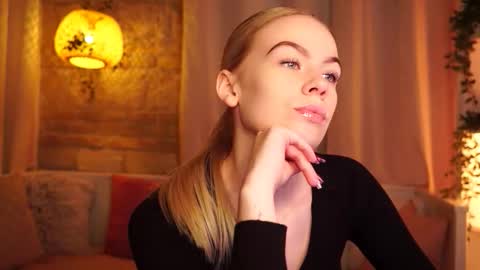 Snapshot of snowbarbieee chatting on 10.16.25 Hanna online show from 10.16.25