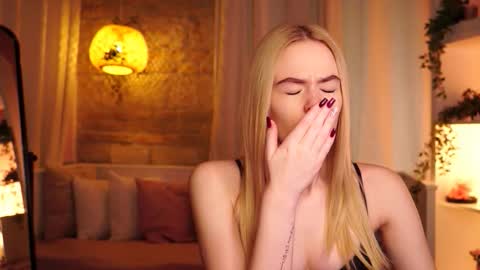 Snapshot of snowbarbieee chatting on 10.20.25 Hanna online show from 10.20.25