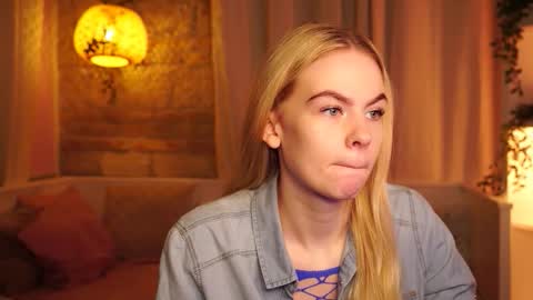 Snapshot of snowbarbieee chatting on 10.28.25 Hanna online show from 10.28.25