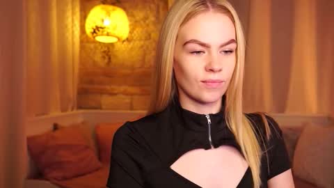 Snapshot of snowbarbieee chatting on 10.30.25 Hanna online show from 10.30.25