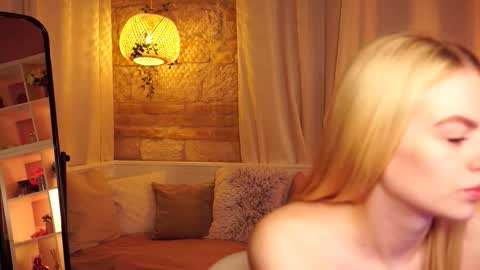 Snapshot of snowbarbieee chatting on 11.07.25 Hanna online show from 11.07.25