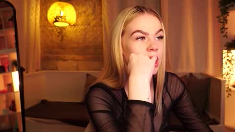 Snapshot of snowbarbieee chatting on 11.08.25 Hanna online show from 11.08.25