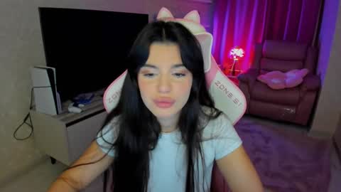 Snapshot of snowingwinter chatting on 10.15.25 snowingwinter online show from 10.15.25