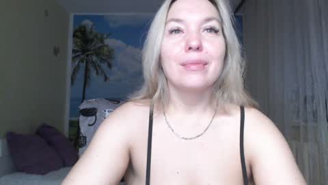 Snapshot of soaring_love chatting on 12.30.24 Masha online show from 12.30.24