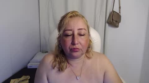Snapshot of soffi_hott chatting on 10.04.25 soffi_hott online show from 10.04.25