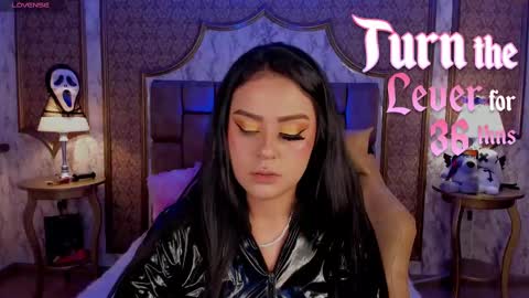 Snapshot of soffiqueen chatting on 10.30.25 Schedule 1400 - 2100 gtm-5 online show from 10.30.25