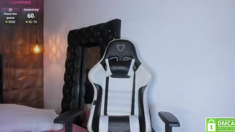 Snapshot of sofia__watson chatting on 10.11.25 Sofia online show from 10.11.25