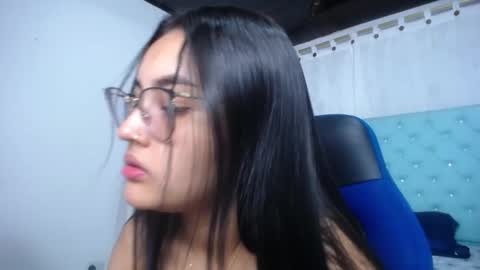 Snapshot of sofiaasexy19 chatting on 10.18.25 Sofia online show from 10.18.25