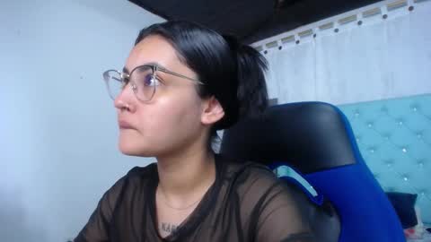 Snapshot of sofiaasexy19 chatting on 10.29.25 Sofia online show from 10.29.25