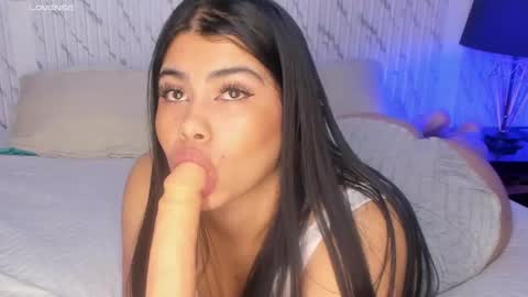 Snapshot of sofiagoez_ chatting on 11.24.25 Sofi online show from 11.24.25