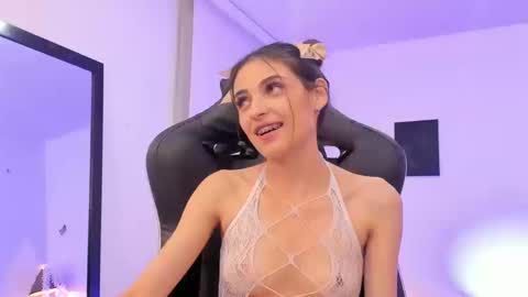 Snapshot of sofiarouge_ chatting on 09.30.25 Sofia Help me reach 5K followers online show from 09.30.25