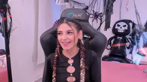 Snapshot of sofiarouge_ chatting on 10.16.25 Sofia Help me reach 5K followers online show from 10.16.25