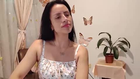 Snapshot of sofibelladelavega chatting on 10.17.25 Sofi Bella online show from 10.17.25