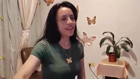 Snapshot of sofibelladelavega chatting on 10.19.25 Sofi Bella online show from 10.19.25