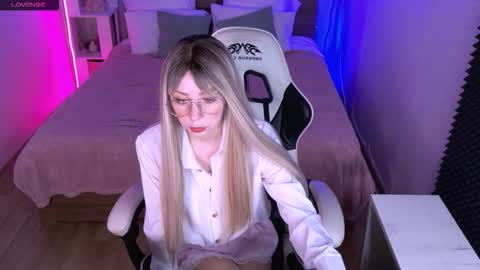 Snapshot of sofiisun chatting on 10.05.25 Sofia online show from 10.05.25