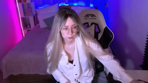 Snapshot of sofiisun chatting on 11.04.25 Sofia online show from 11.04.25