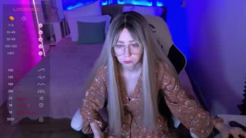 Snapshot of sofiisun chatting on 11.19.25 Sofia online show from 11.19.25